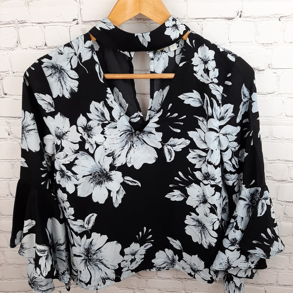 Gianni Bini choker V neck bell sleeve blouse